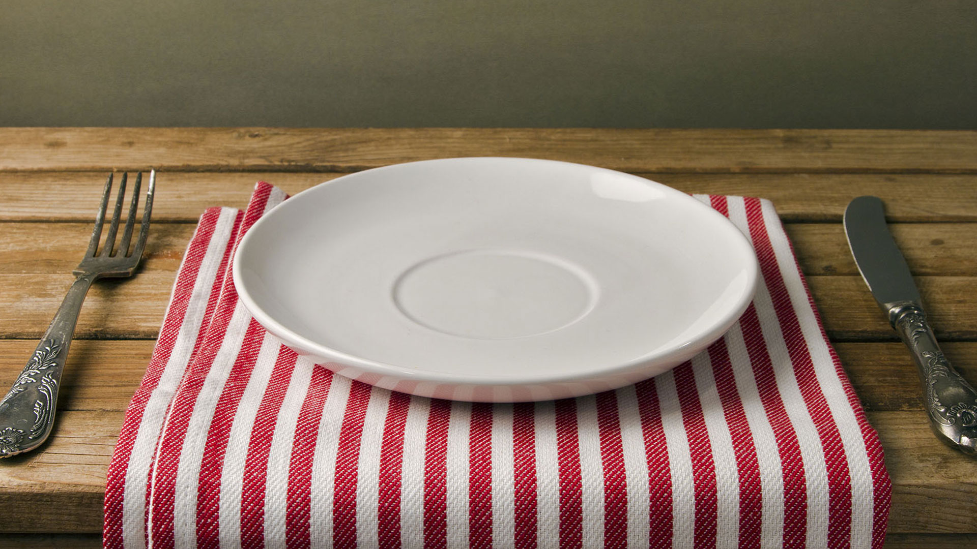 Where is the dish. Тарелка на столе. Пустая тарелка на столе. Пустой стол. Пустая тарелка.